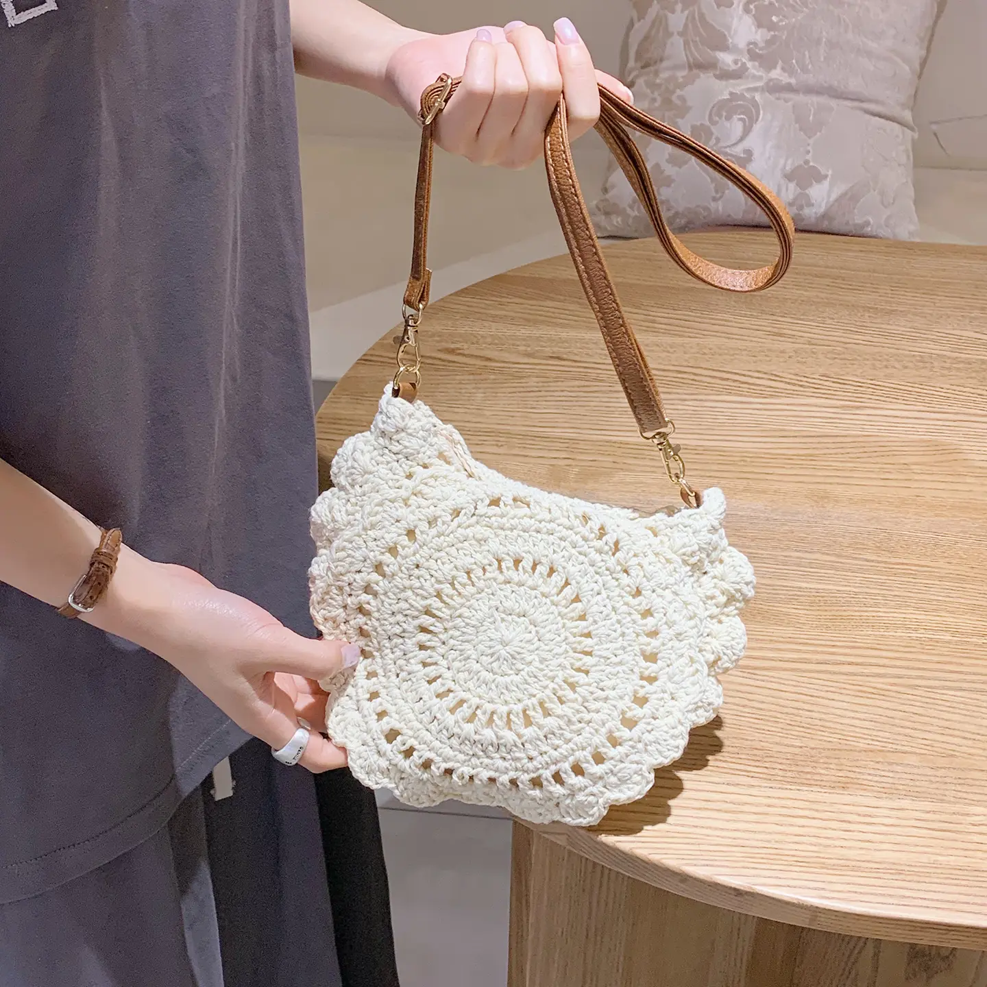 Large-capacity woven straw single-shoulder tote bag for commuting. It's versatile and perfect for seaside beach vacations.