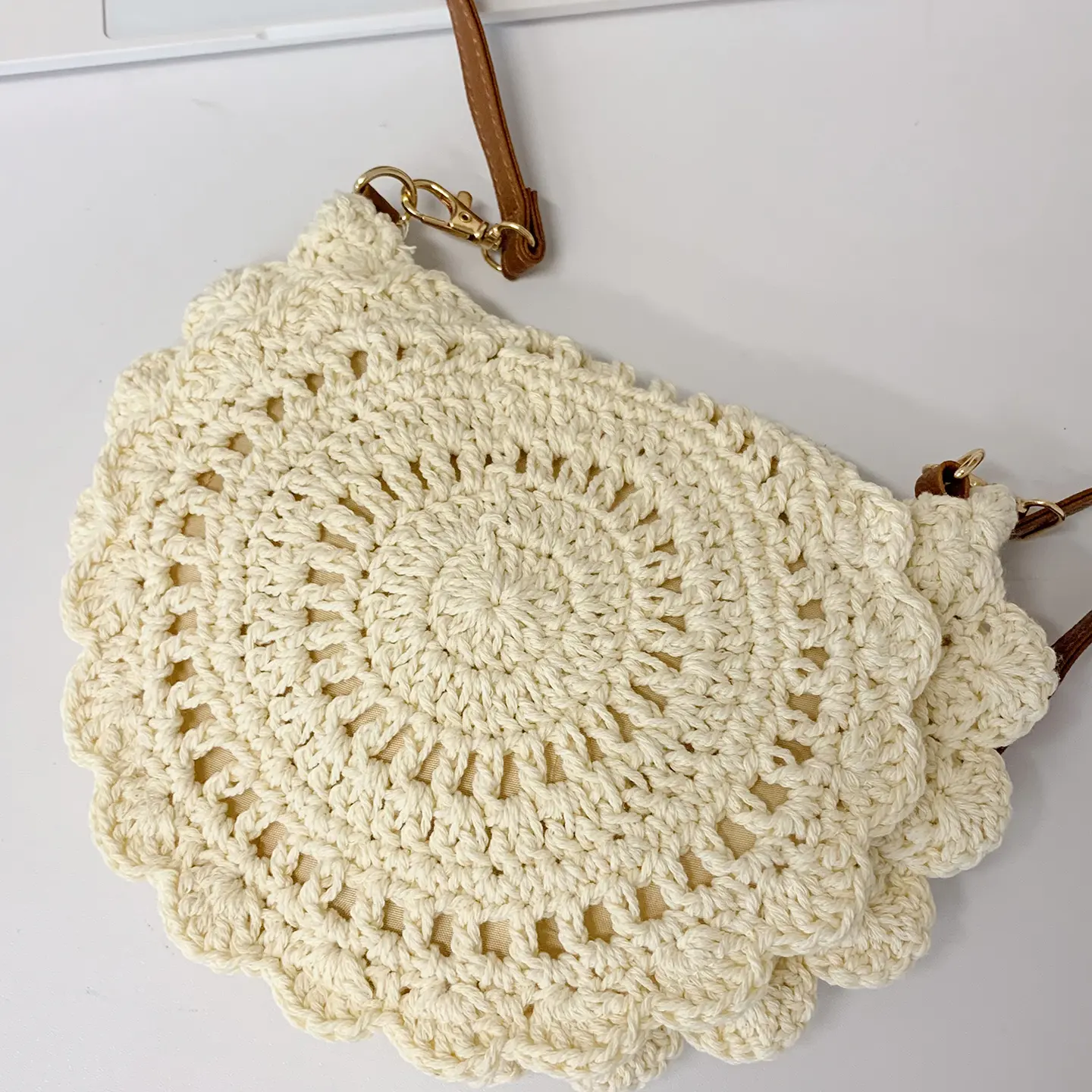 Large-capacity woven straw single-shoulder tote bag for commuting. It's versatile and perfect for seaside beach vacations.