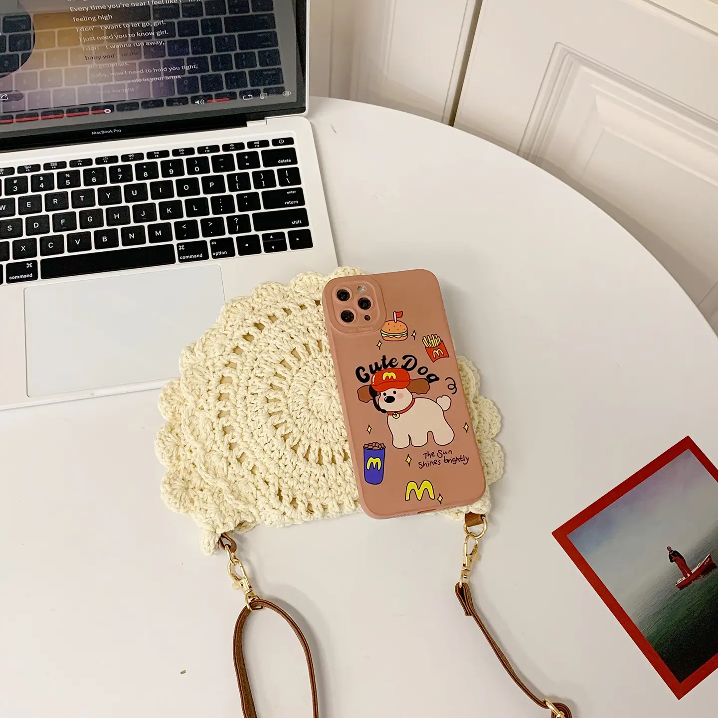 Large-capacity woven straw single-shoulder tote bag for commuting. It's versatile and perfect for seaside beach vacations.