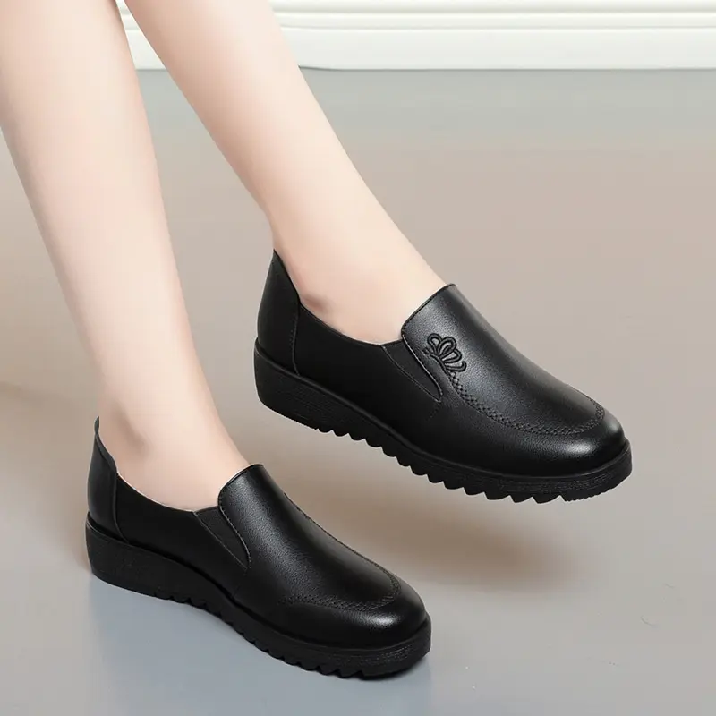 New Spring Autumn Mother Flats Shoes Soft Sole Loafers Round Toe Shoes  Flat Sole Non slip Female Casual Leather Shoes