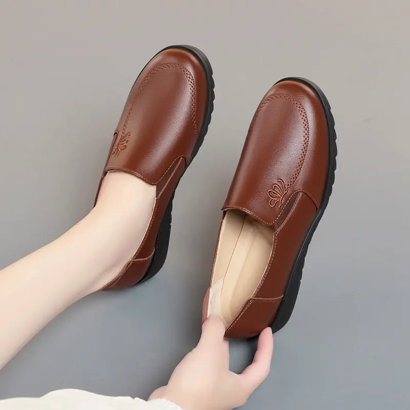 New Spring Autumn Mother Flats Shoes Soft Sole Loafers Round Toe Shoes  Flat Sole Non slip Female Casual Leather Shoes