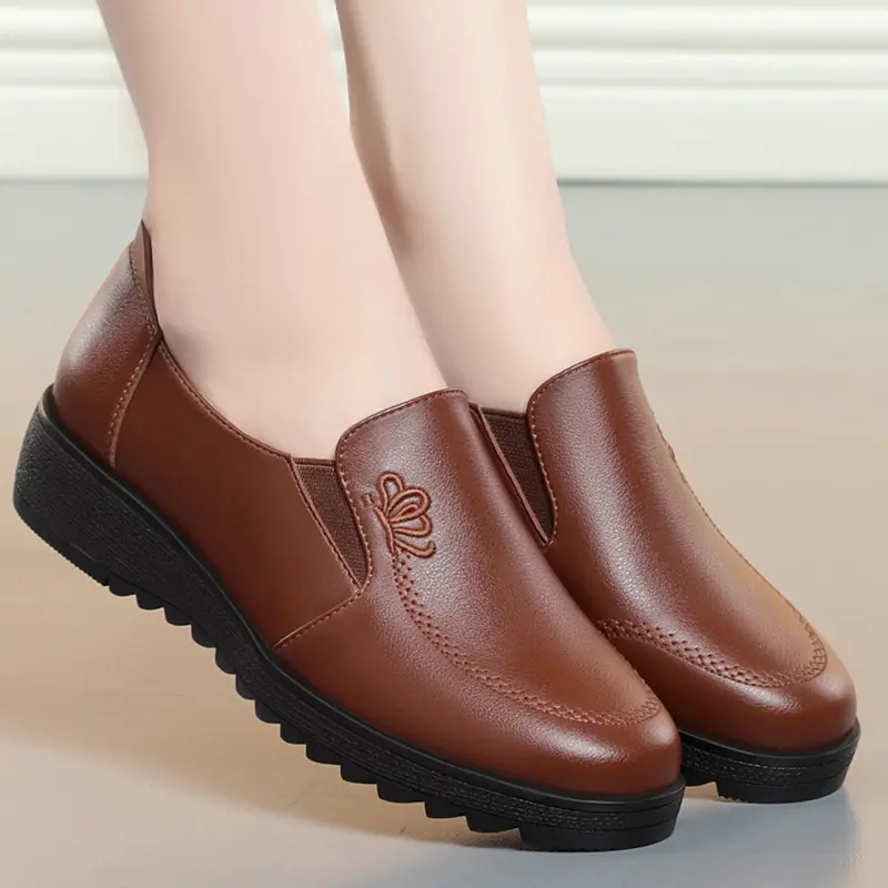 New Spring Autumn Mother Flats Shoes Soft Sole Loafers Round Toe Shoes  Flat Sole Non slip Female Casual Leather Shoes