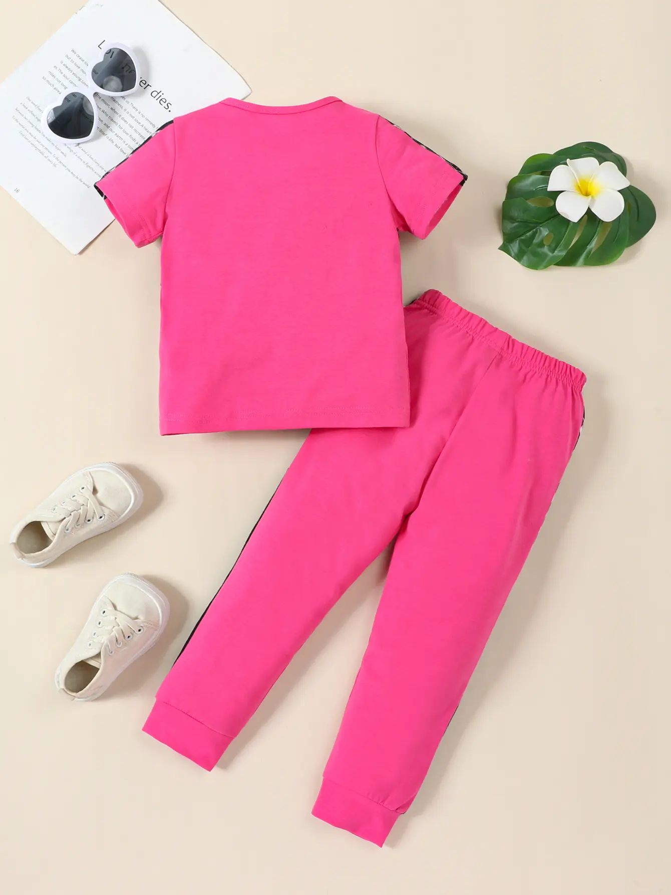 Two piece set of short sleeved round neck leopard print T-shirt and leopard print contrasting pants for girls' fashion sets