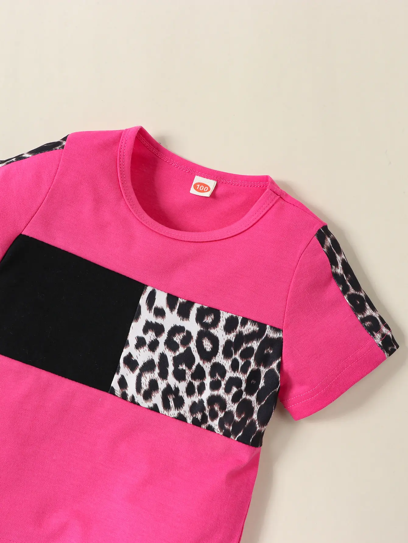 Two piece set of short sleeved round neck leopard print T-shirt and leopard print contrasting pants for girls' fashion sets