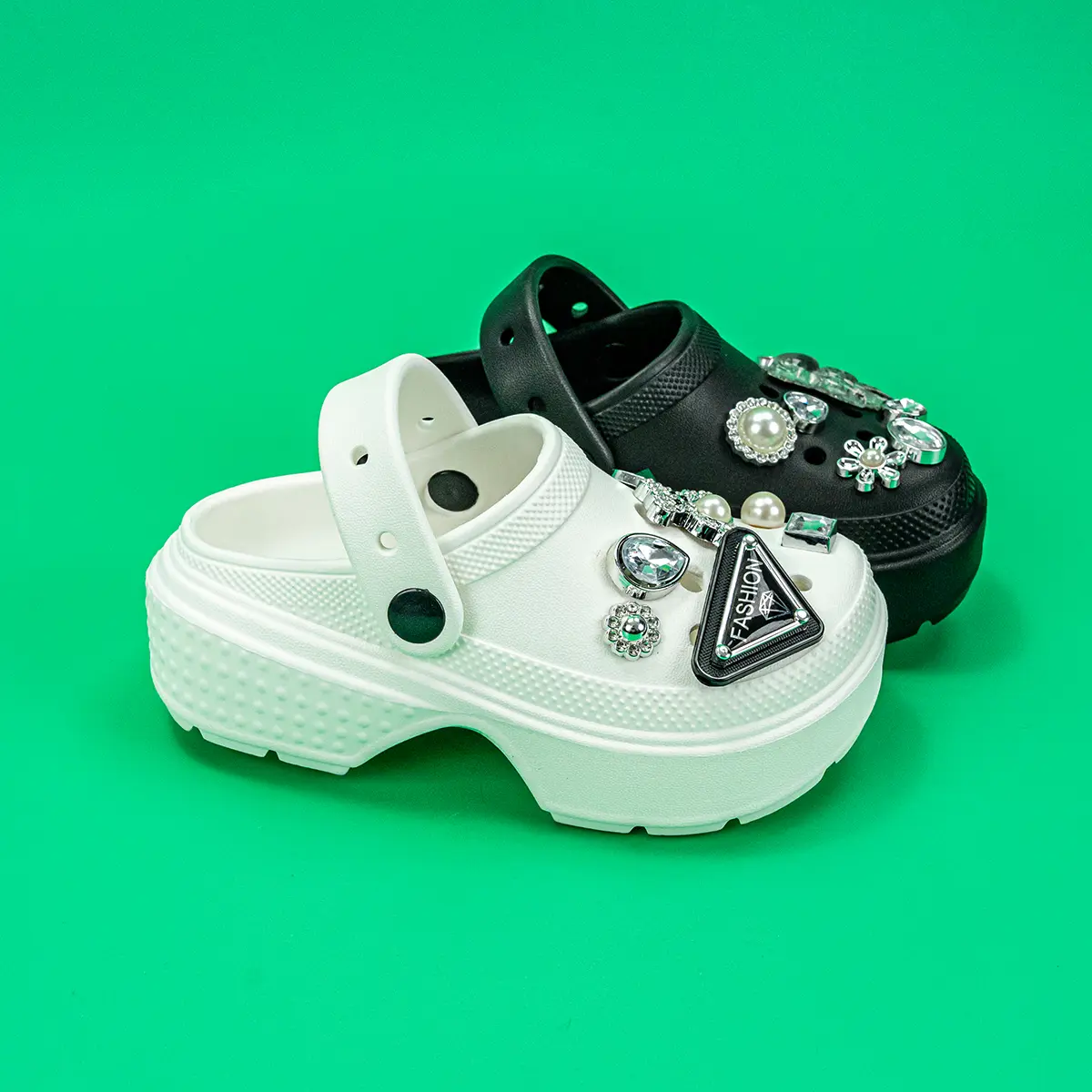 New Boys and Girls Slippers Cartoon Triangle Brand Bear Versatile Eva Hole Shoes Soft Sole Non-Slip Sandals 2310