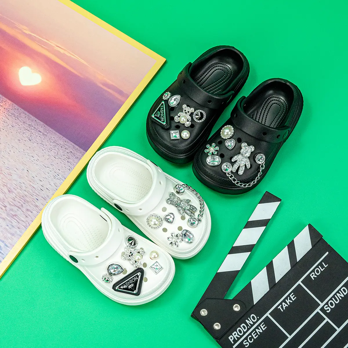 New Boys and Girls Slippers Cartoon Triangle Brand Bear Versatile Eva Hole Shoes Soft Sole Non-Slip Sandals 2310