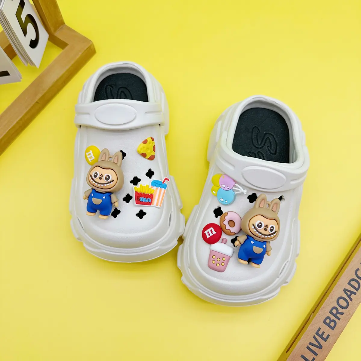 New Fashionable and Versatile Clogs Soft-Soled Non-Slip Toe-Cap Sandals for Boys and Girls Family Slippers 606