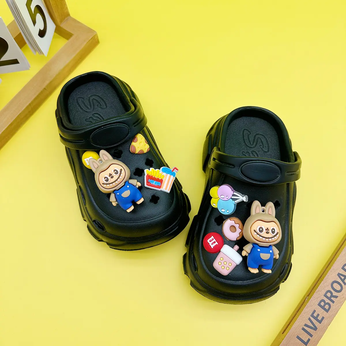 New Fashionable and Versatile Clogs Soft-Soled Non-Slip Toe-Cap Sandals for Boys and Girls Family Slippers 606