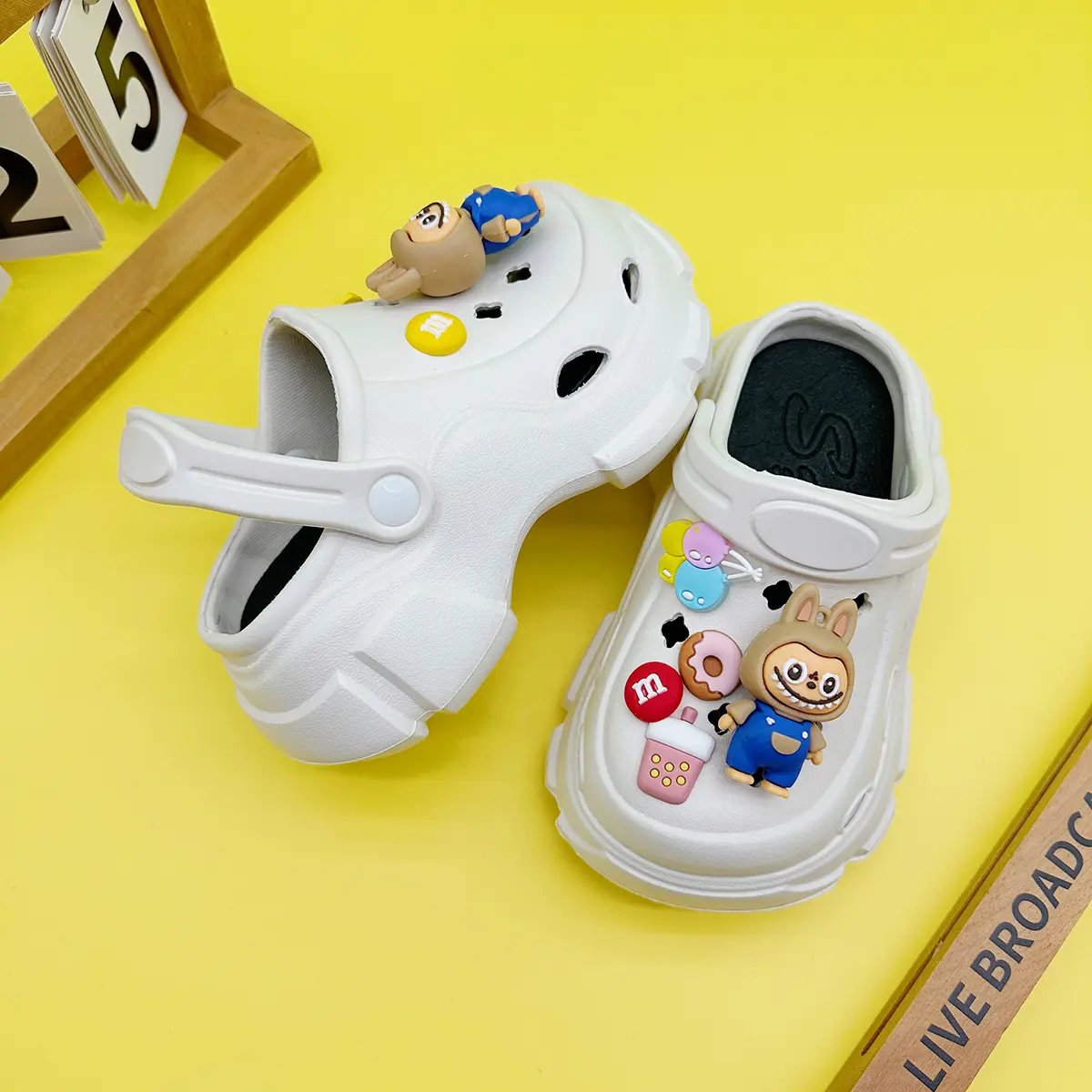 New Fashionable and Versatile Clogs Soft-Soled Non-Slip Toe-Cap Sandals for Boys and Girls Family Slippers 606