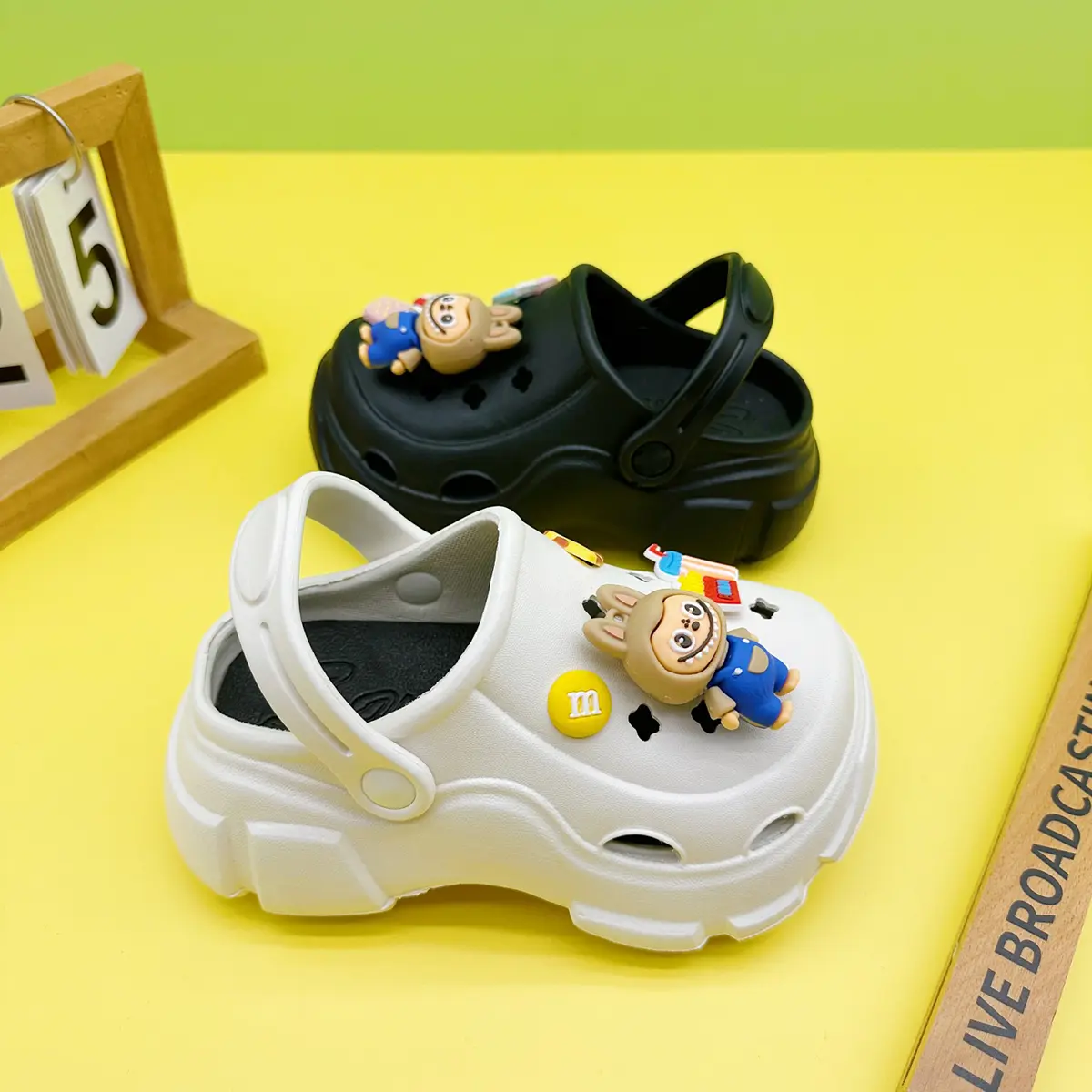 New Fashionable and Versatile Clogs Soft-Soled Non-Slip Toe-Cap Sandals for Boys and Girls Family Slippers 606
