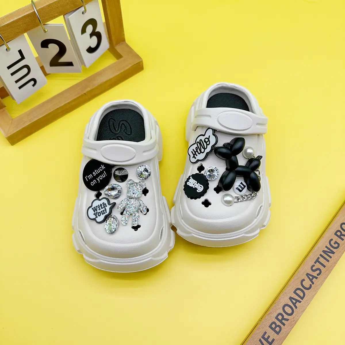 New Cartoon Balloon Dog Transparent Bear Family Hole Shoes for Boys and Girls X606