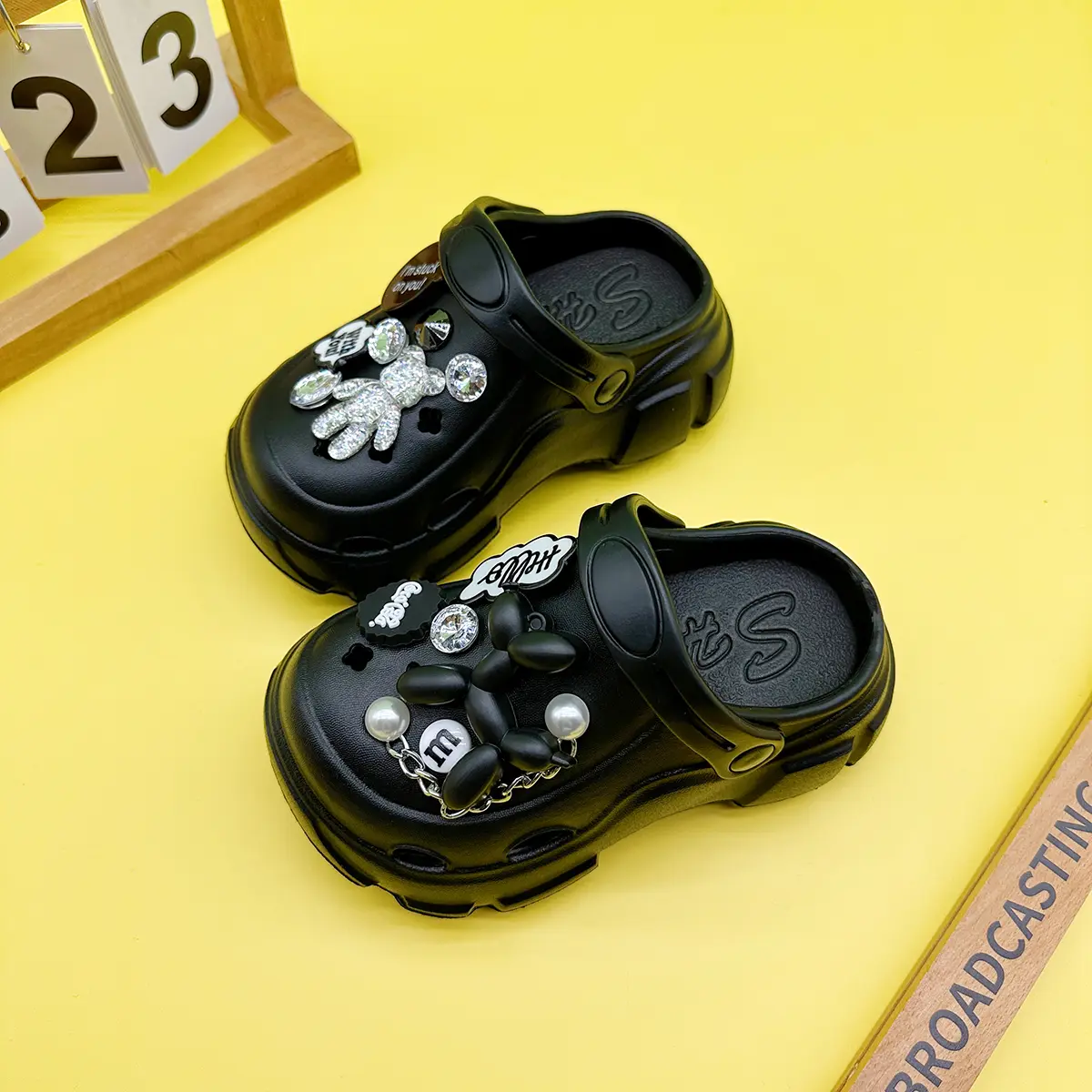 New Cartoon Balloon Dog Transparent Bear Family Hole Shoes for Boys and Girls X606