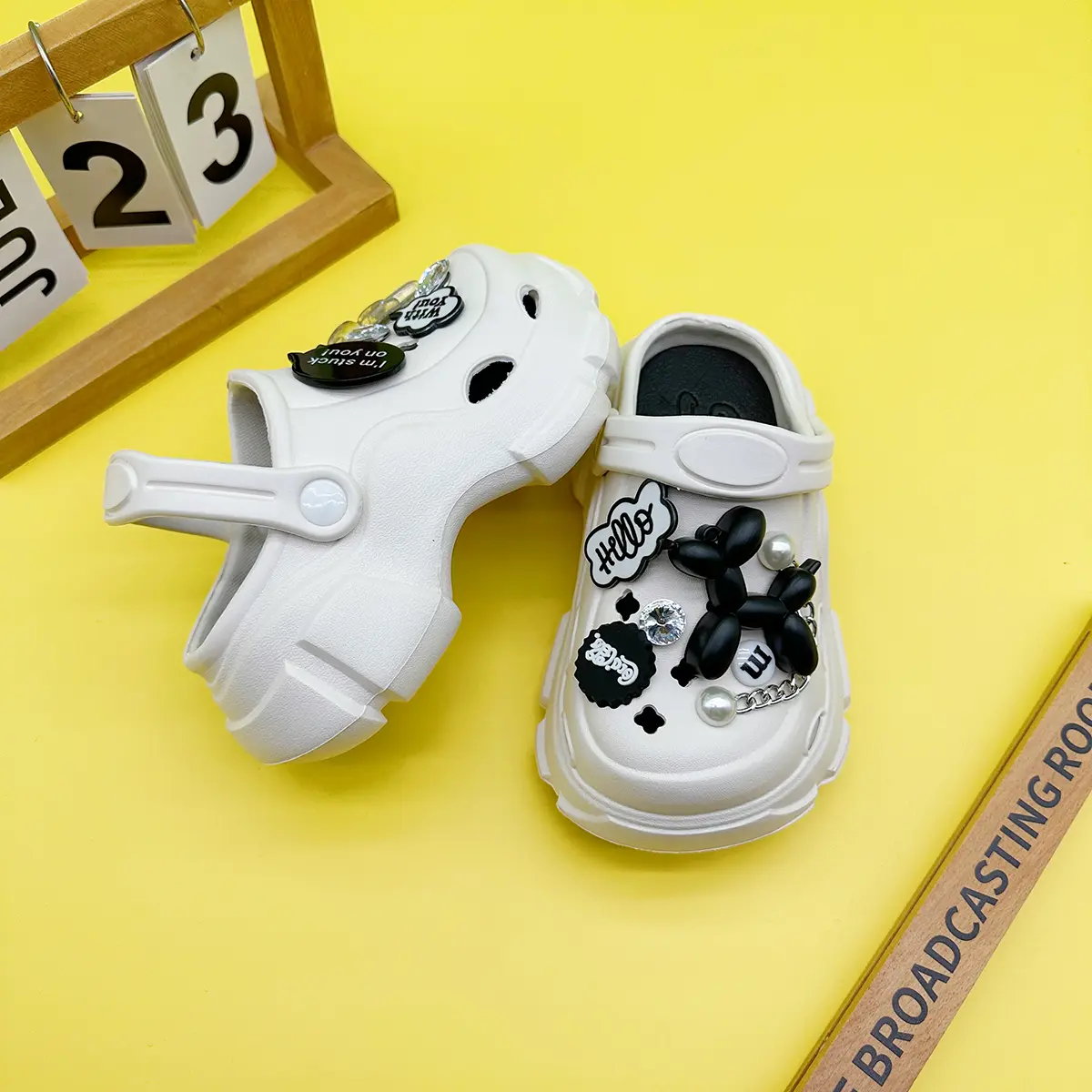 New Cartoon Balloon Dog Transparent Bear Family Hole Shoes for Boys and Girls X606
