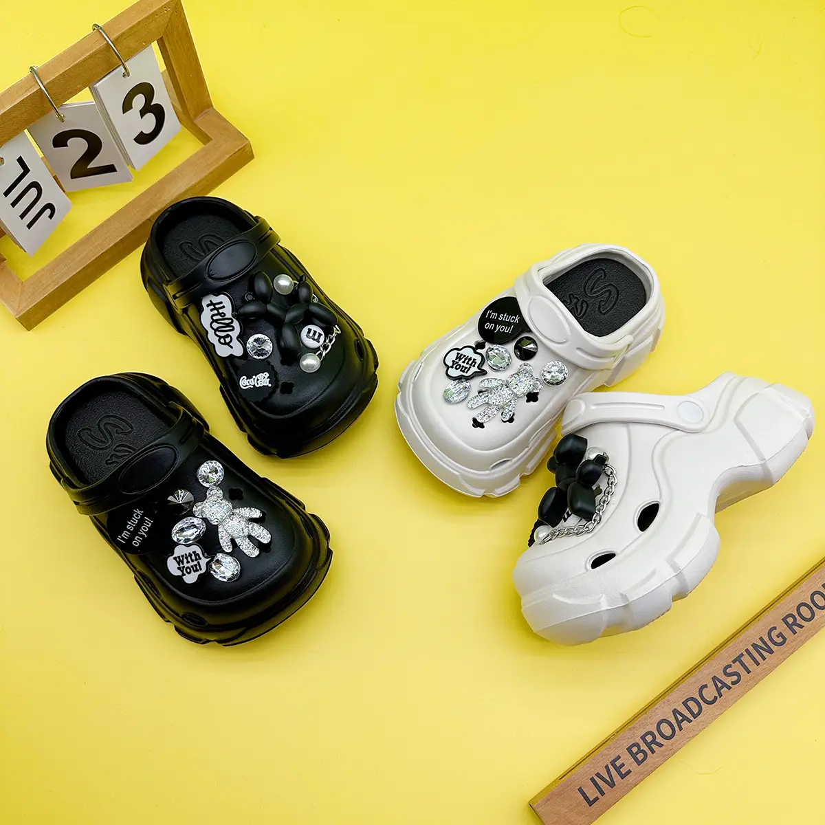 New Cartoon Balloon Dog Transparent Bear Family Hole Shoes for Boys and Girls X606