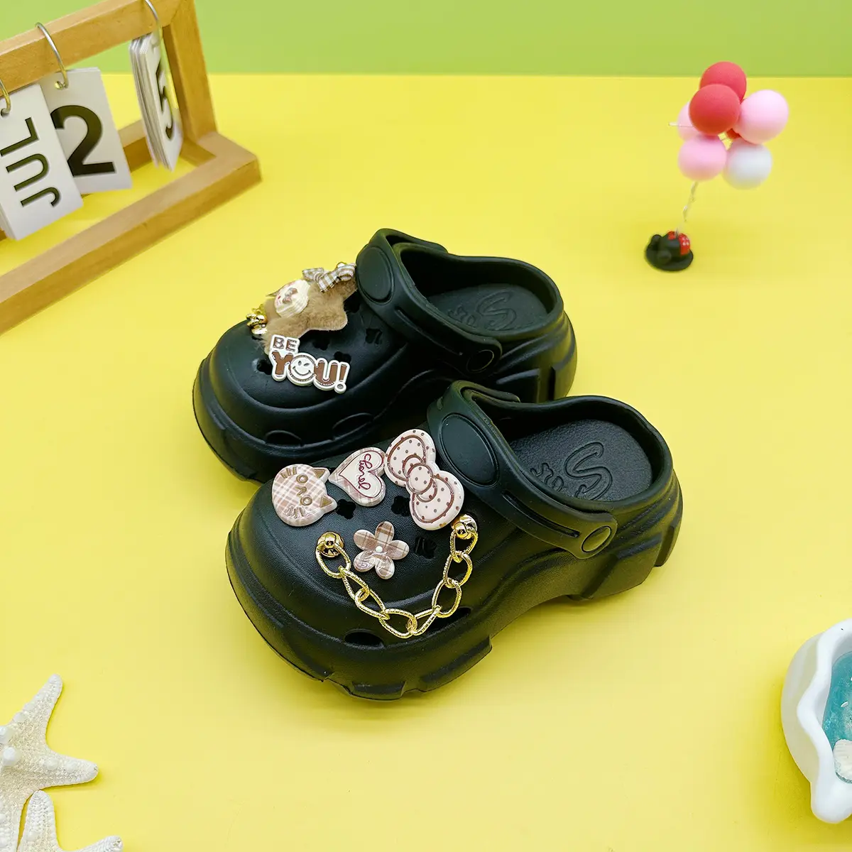 New Fashionable and Versatile Cartoon Chain Five-Pointed Star Kt Cat Hole Shoes Soft Sole Non-Slip Toe Sandals Boys and Girls Slippers 606