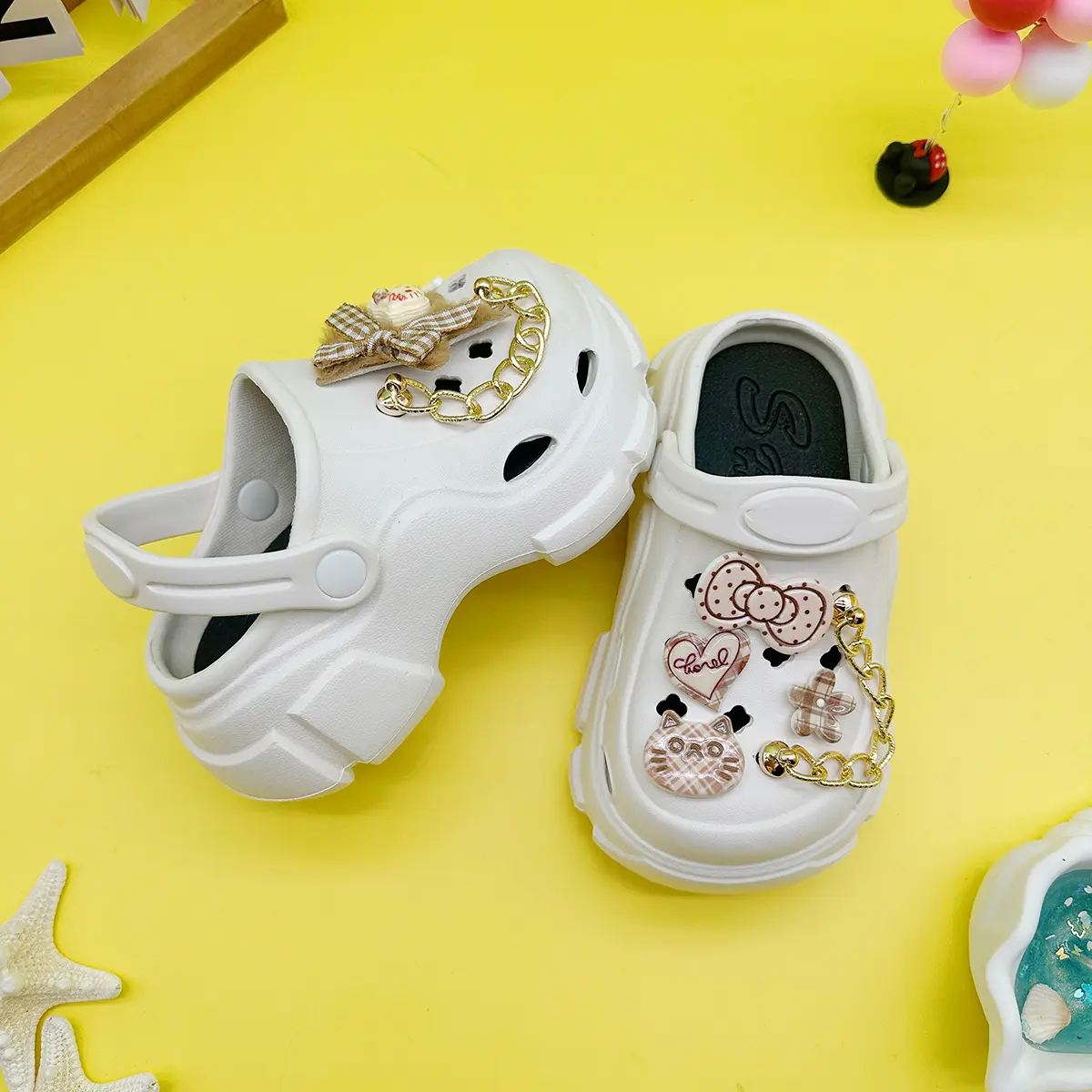 New Fashionable and Versatile Cartoon Chain Five-Pointed Star Kt Cat Hole Shoes Soft Sole Non-Slip Toe Sandals Boys and Girls Slippers 606
