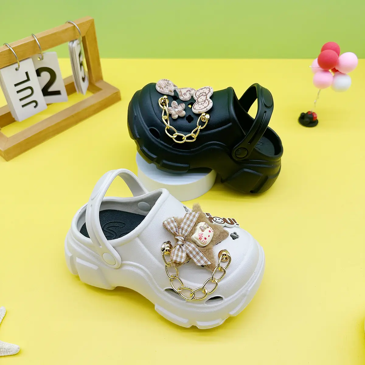 New Fashionable and Versatile Cartoon Chain Five-Pointed Star Kt Cat Hole Shoes Soft Sole Non-Slip Toe Sandals Boys and Girls Slippers 606