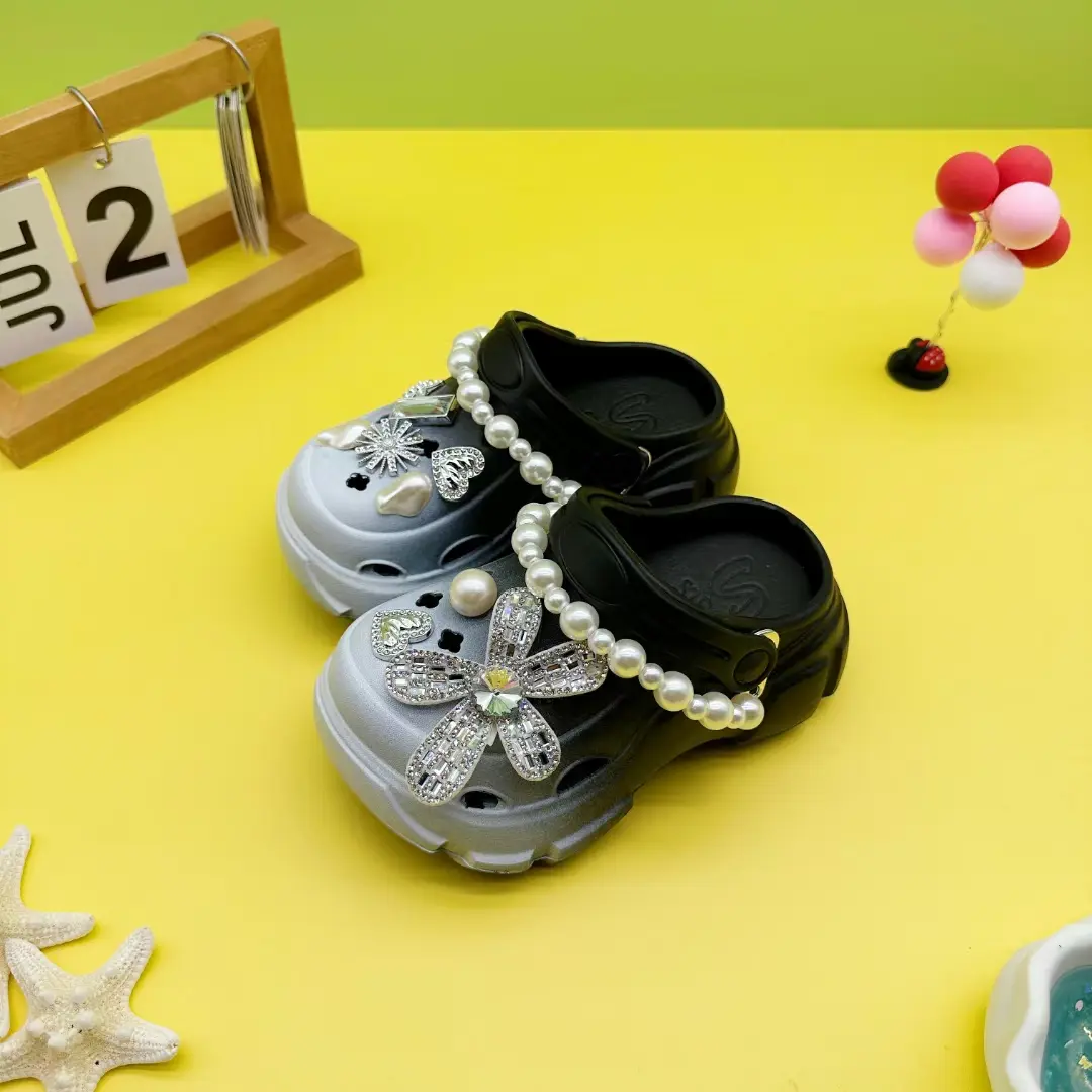 Cute and Versatile Boys and Girls Family Slippers New Fashion Pearl Chain Crystal Flower Eva Hole Shoes Soft Sole Non-Slip Toe Sandals 606