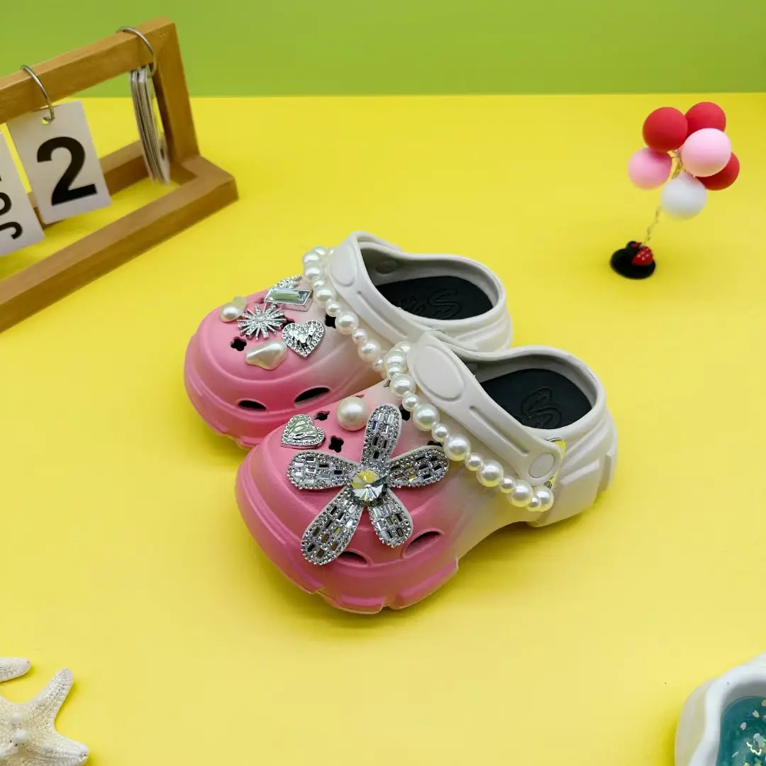 Cute and Versatile Boys and Girls Family Slippers New Fashion Pearl Chain Crystal Flower Eva Hole Shoes Soft Sole Non-Slip Toe Sandals 606