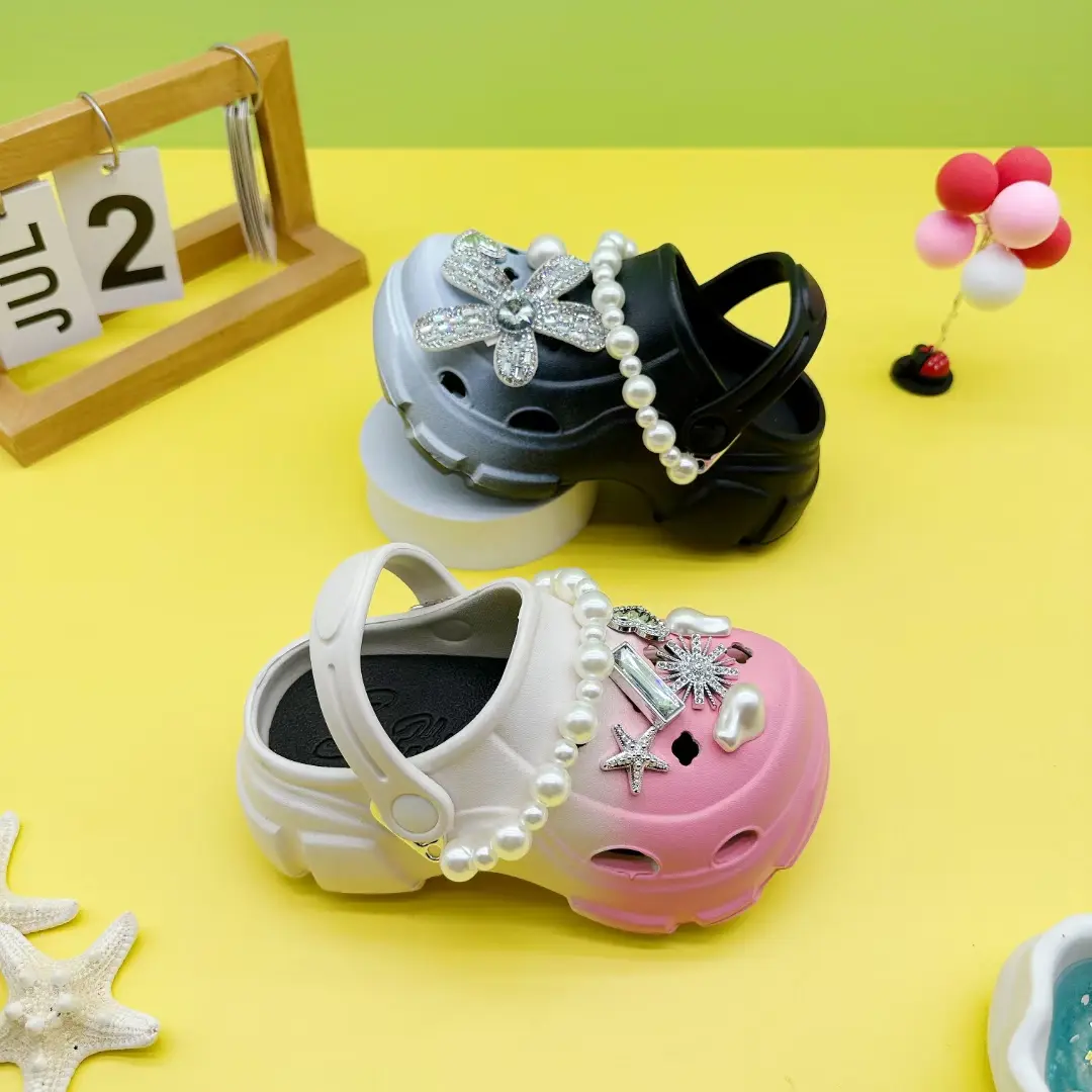 Cute and Versatile Boys and Girls Family Slippers New Fashion Pearl Chain Crystal Flower Eva Hole Shoes Soft Sole Non-Slip Toe Sandals 606