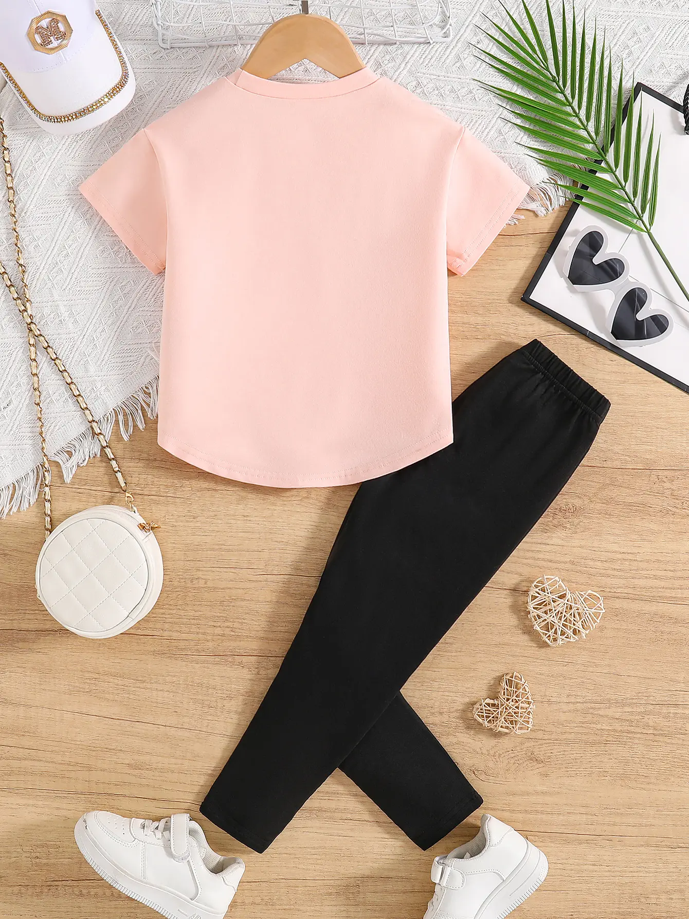 A summer fashion 2-piece set for girls  featuring a new heart-shaped round-neck printed top and solid-color casual pants