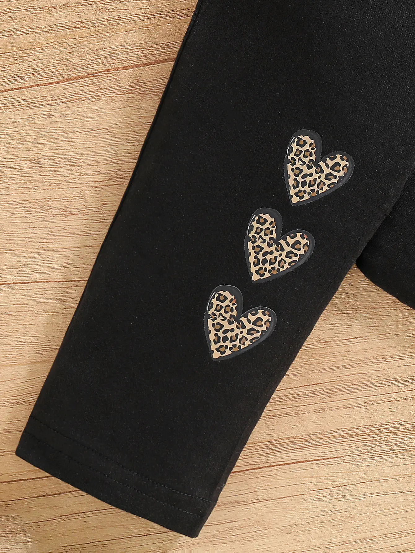 A summer fashion 2-piece set for girls  featuring a new heart-shaped round-neck printed top and solid-color casual pants