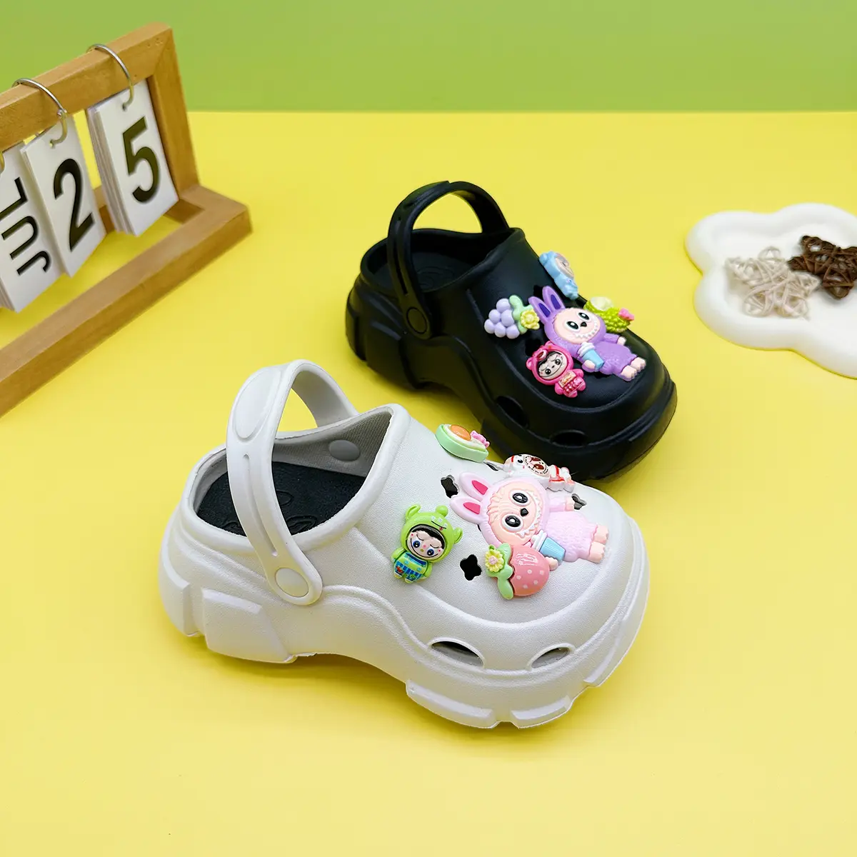 New Fruit Fashion Versatile Clogs Soft-Soled Non-Slip Toe-Cap Sandals for Boys and Girls Family Slippers 606