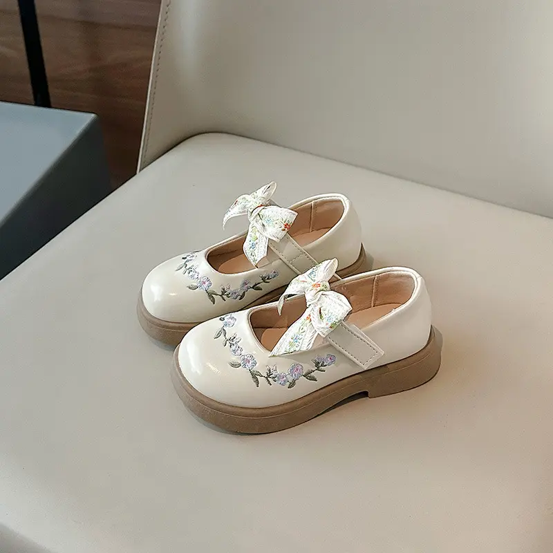 New Spring Girls Leather Shoes Sweet Embroidered Children Princess Shoes Elegant Bowknot Kids Fashion Causal Mary Jane Shoes Hot