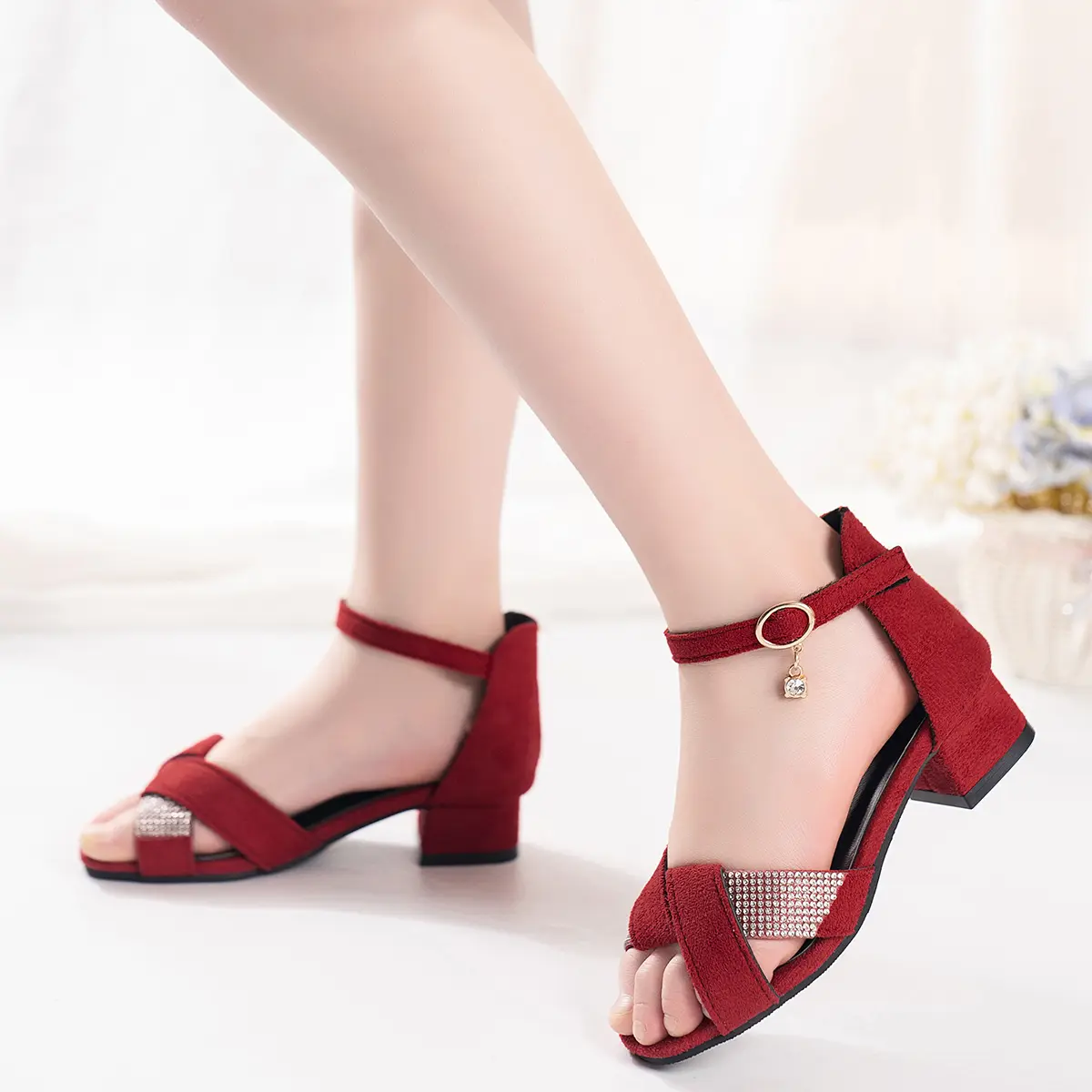 Girls Mary Janes Shoes for Party Wedding Kids Low Heels Pleated Rhinestones Sandals Chic Children Red Sandals Classic 2024 New