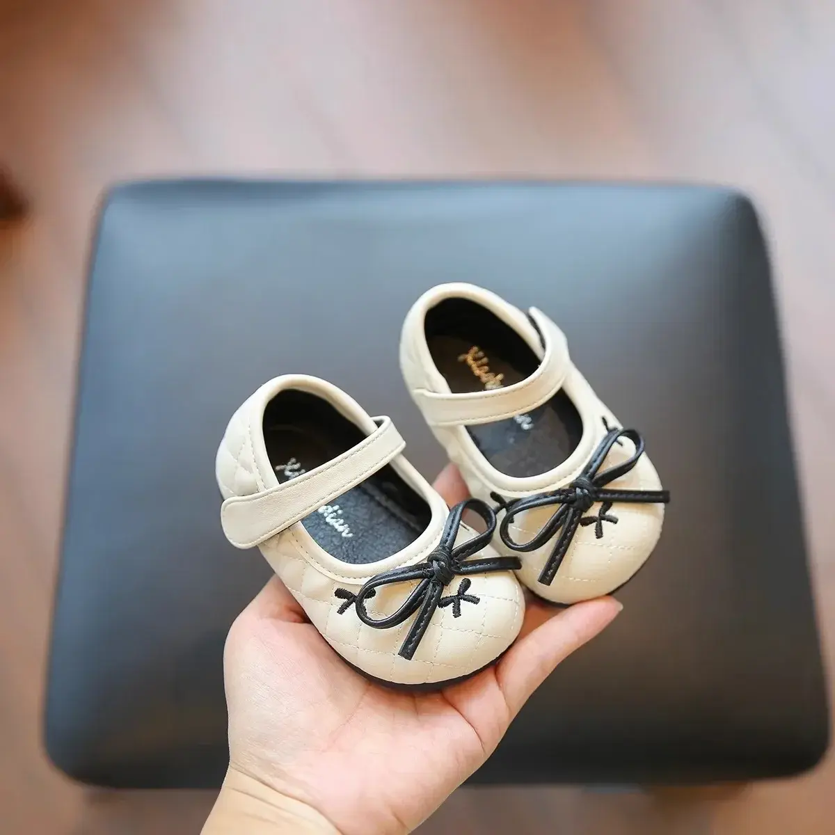 Kids Walking Shoes with Simple Bow 2025 New Girls Leather Shoes Round Toes Non-slip Baby Flat Shoes Princess Style Soft Sole