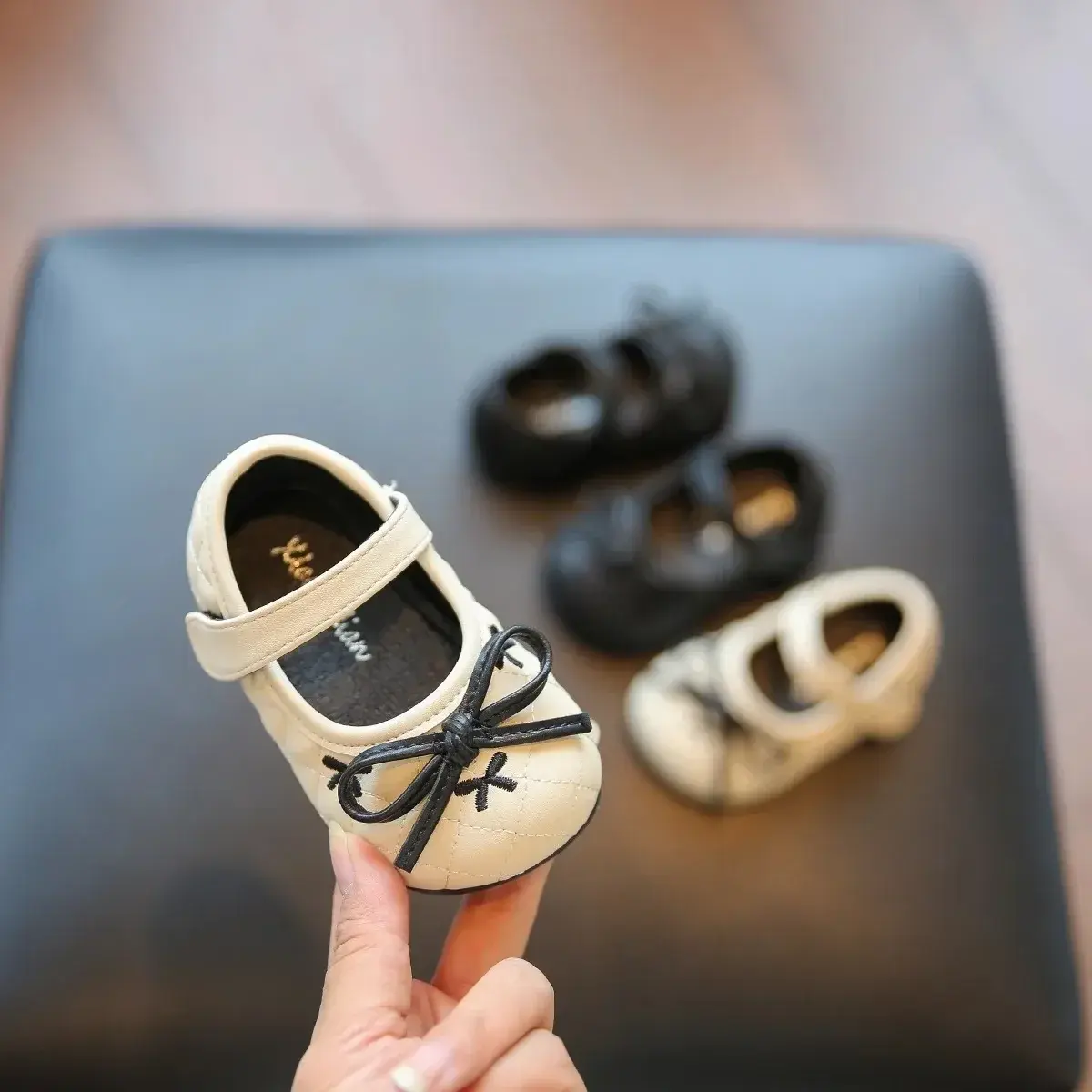 Kids Walking Shoes with Simple Bow 2025 New Girls Leather Shoes Round Toes Non-slip Baby Flat Shoes Princess Style Soft Sole