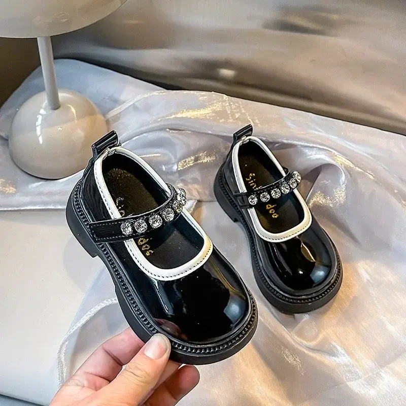 Girls Performance Shoes Black Glossy 2025 New Leather Shoes Kids Flats Round Toes Soft Sole Girls Princess Shoes Shiny Crystal