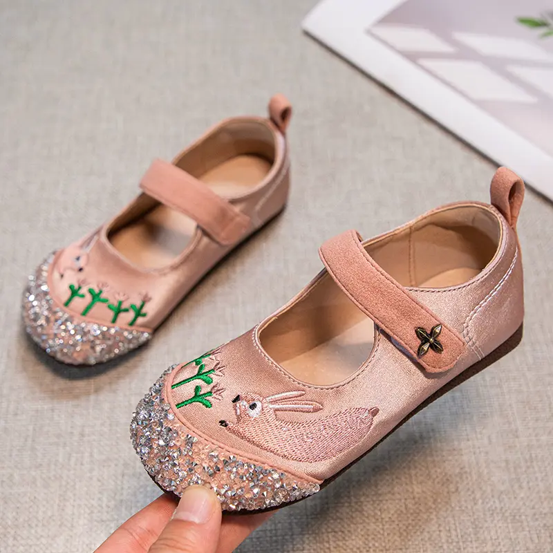 Children's Ethnic Style Embroidered Shoes Girls Princess Shoes with With Bunny Fashion Kids Leather Shoe for Party Wedding Flats