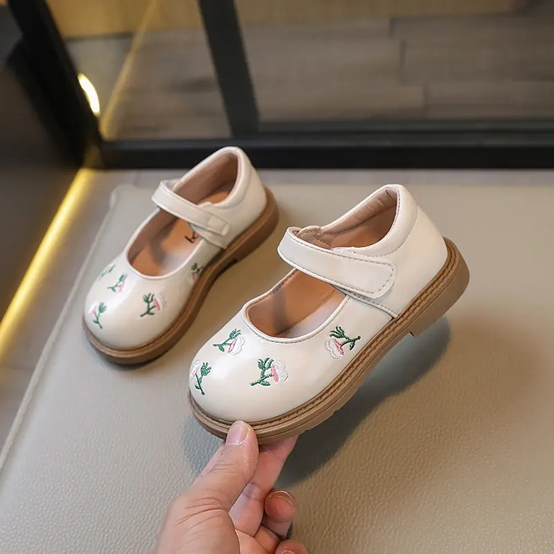 Girls Leather Shoes Embroidery Flowers Princess Sweet Kids National Style Flats Children's Flat Mary Janes Soft Dress Shoes Soft