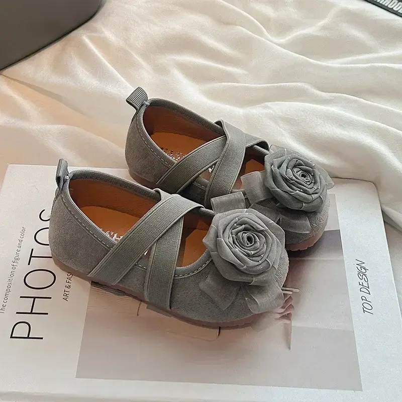 Girls Princess Shoes with Sweet Flowers Kids Flat Shoes Soft Sole 2024 New Girls Moccasins Fashion Versatile Dance Shoes Cute