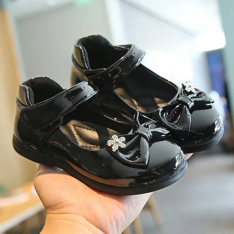 Glossy Kids Leather Shoes Simple Shallow Performance Shoes Black Bow with Crystal Flower Child Moccasin Shoes for Girls Casual