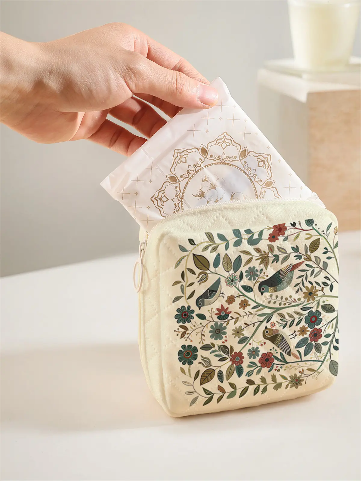 1 portable sanitary napkin storage bag, made of seaweed turtle pattern and diamond mesh material, lightweight women's tissue bag