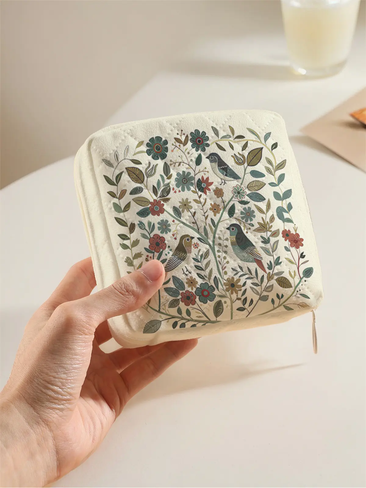 1 portable sanitary napkin storage bag, made of seaweed turtle pattern and diamond mesh material, lightweight women's tissue bag