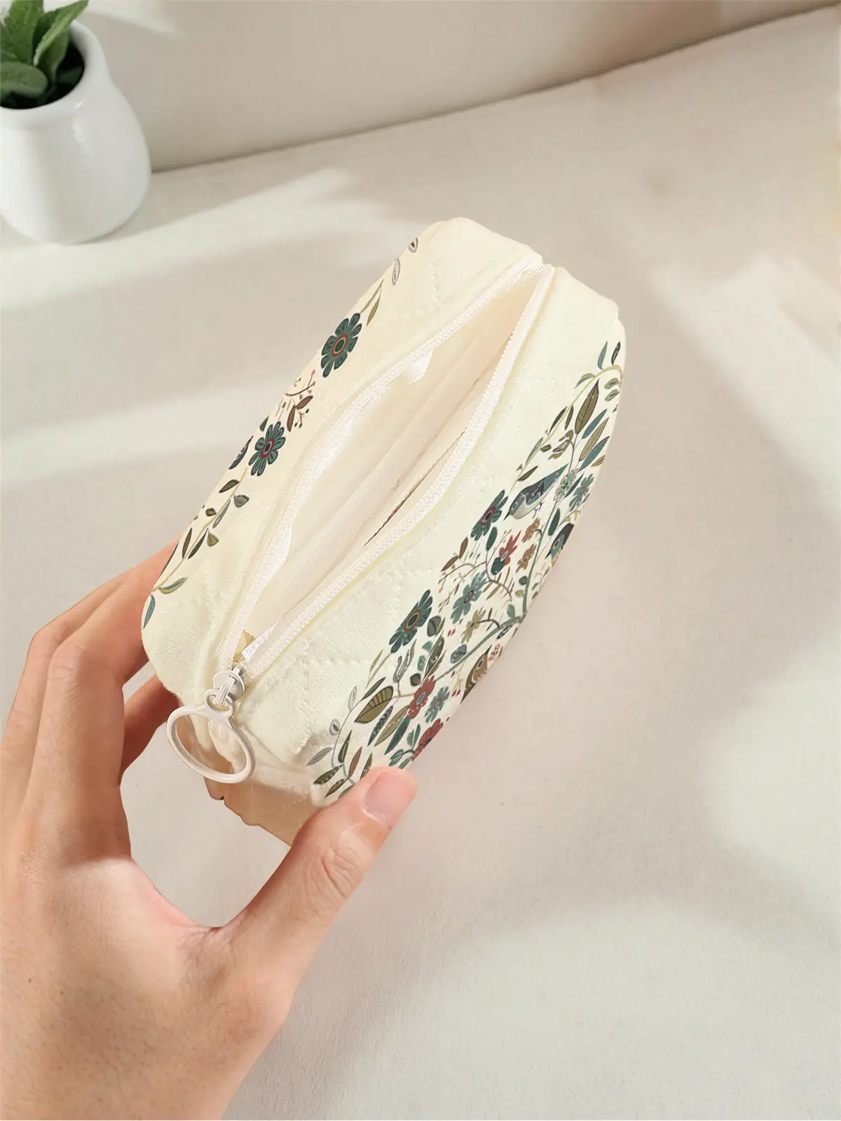 1 portable sanitary napkin storage bag, made of seaweed turtle pattern and diamond mesh material, lightweight women's tissue bag