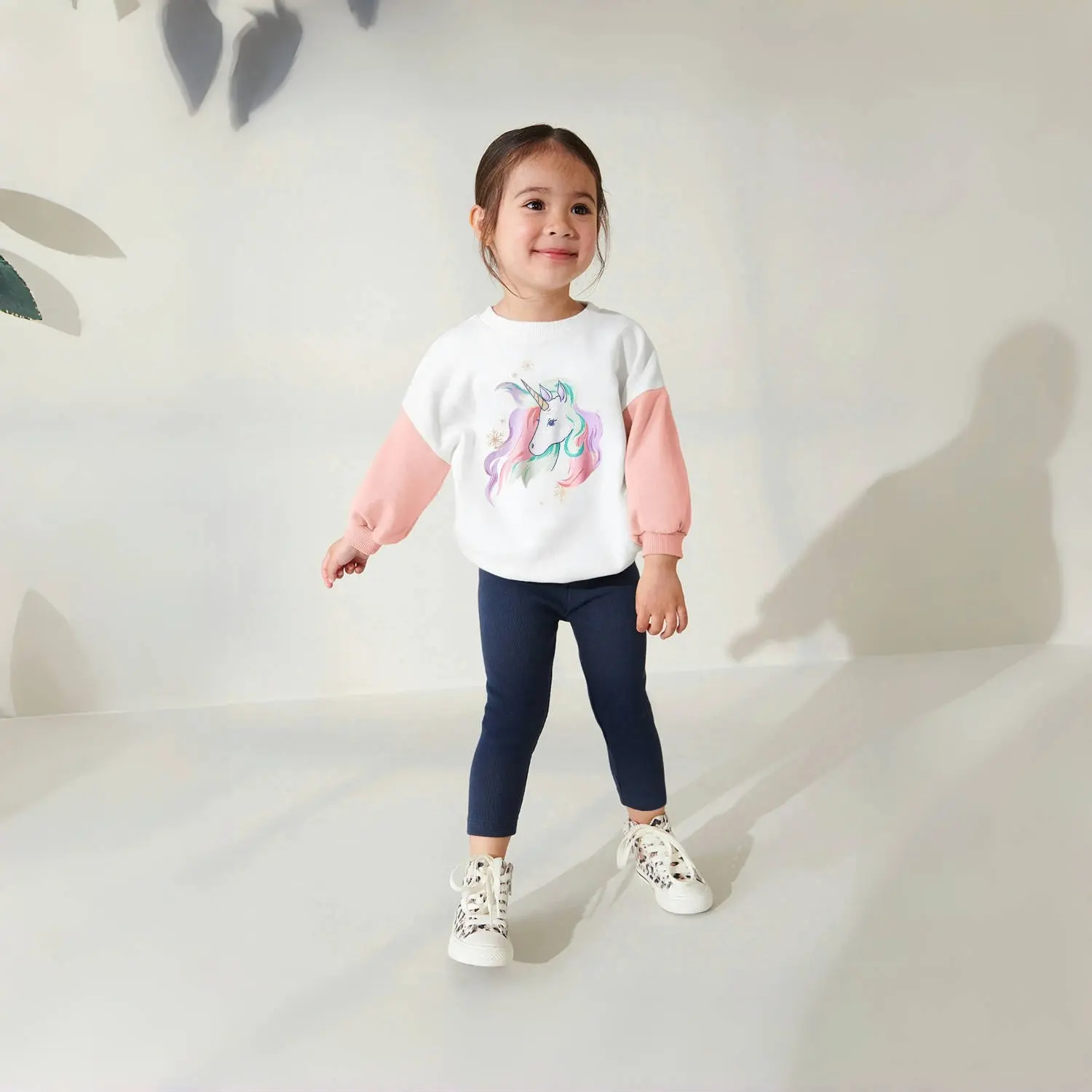 2Pcs Girls' Unicorn Print Clothing Set White Top with Pink Sleeves & Dark Blue Pants, Adorable and Cozy Outfit