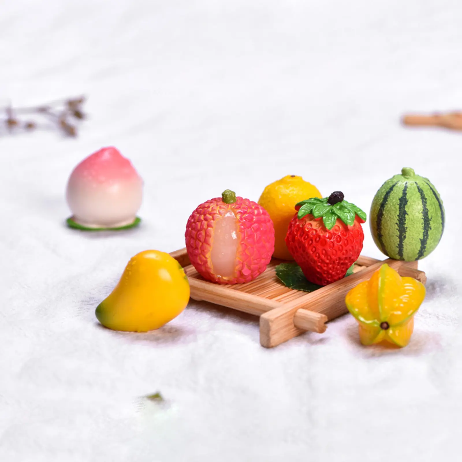 Figurines Miniatures Simulated Litchi Strawberry Fruit Micro Landscape Ornaments For Home Decorations Desk Decor Accessories