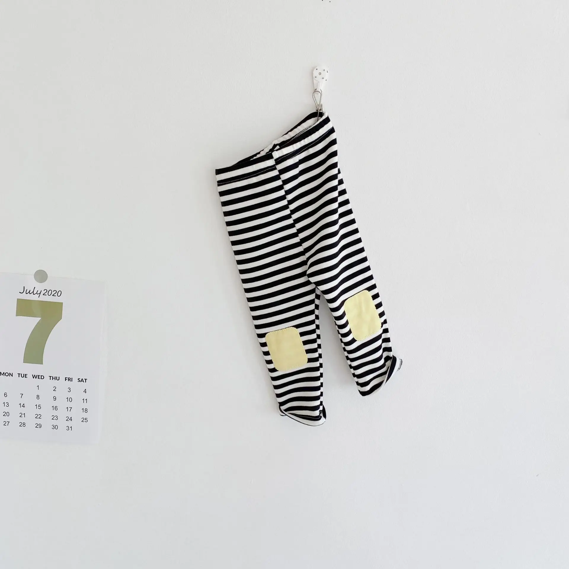 New autumn clothing for babies aged 0-3, cute geometric pattern striped leggings, cotton versatile pants