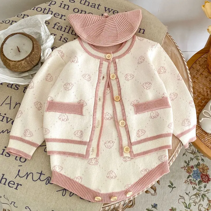Spring and Autumn New Baby Clothing, 0-3 Year Old Female Baby, Small Bear Head Jacquard Knitted jumpsuit
