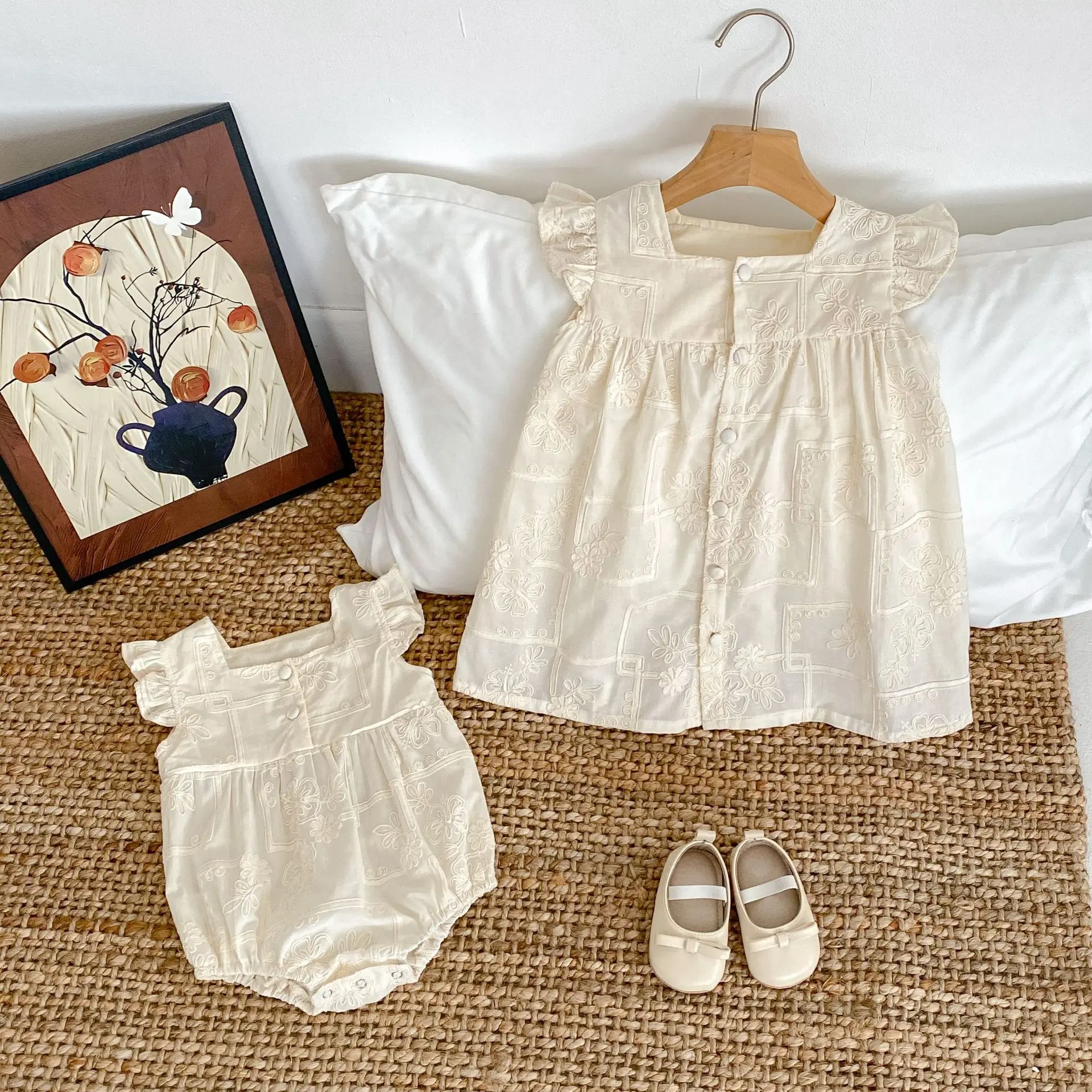Summer new 0-3 year old baby clothing, baby girl dress, exquisite embroidered small fly sleeve square neck dress