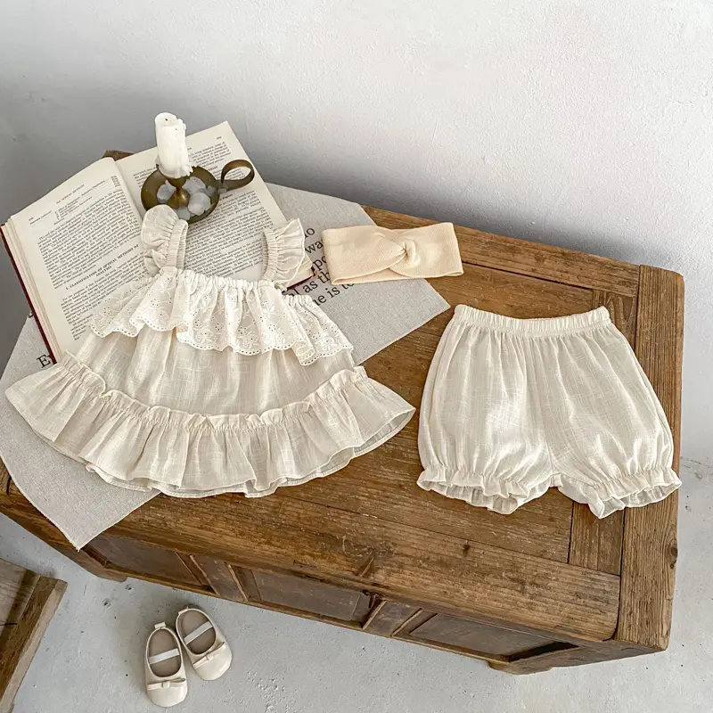 New summer baby clothing, 2-piece set of 0-3 year old girls with sweet little flying sleeve suspender top and clean color shorts