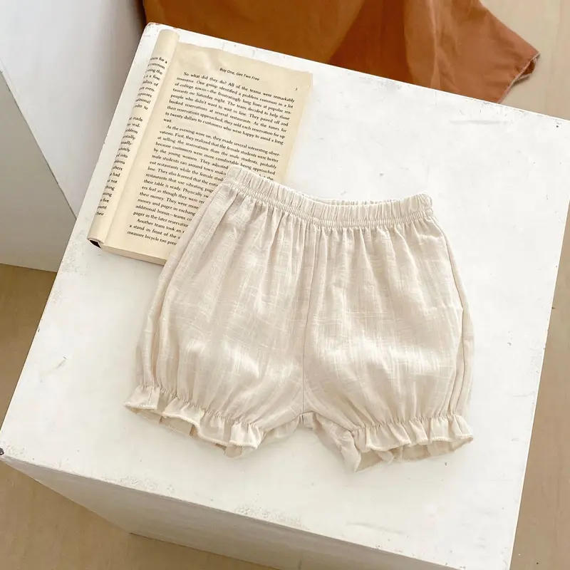 New summer baby clothing, 2-piece set of 0-3 year old girls with sweet little flying sleeve suspender top and clean color shorts