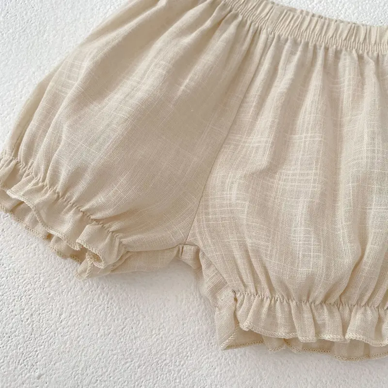 New summer baby clothing, 2-piece set of 0-3 year old girls with sweet little flying sleeve suspender top and clean color shorts