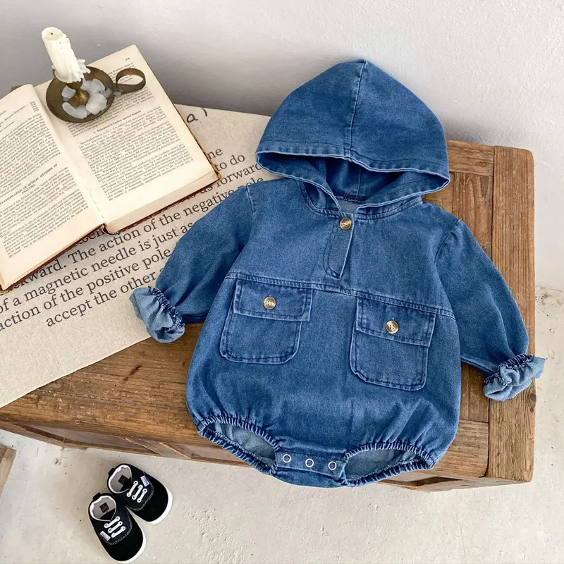 Autumn new baby clothing, 0-3 year old female baby, denim style hooded double pocket long sleeved triangle hoodie crawling suit