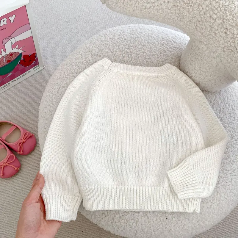 Spring and Autumn New Baby Clothing, 0-3 Year Old Female Baby, Round Neck Knitted Sweater with Flower Embroidery Sweater