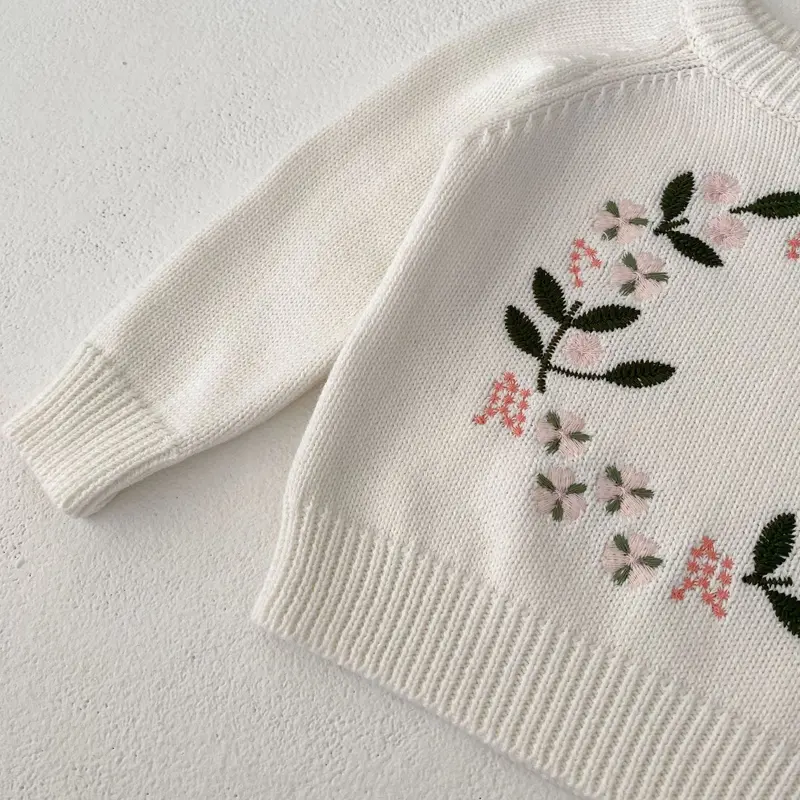 Spring and Autumn New Baby Clothing, 0-3 Year Old Female Baby, Round Neck Knitted Sweater with Flower Embroidery Sweater